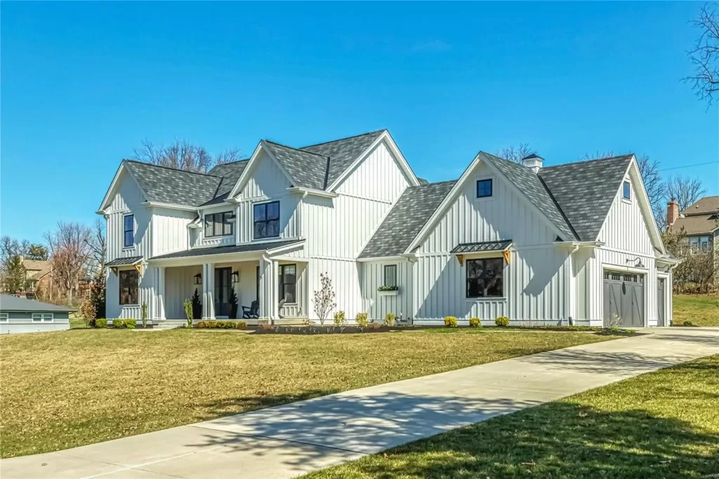 Custom Modern Farmhouse in Town and Country MO