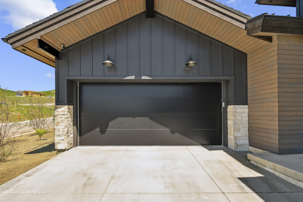 Garage at 1612 Leo Ct SkyRidge Utah